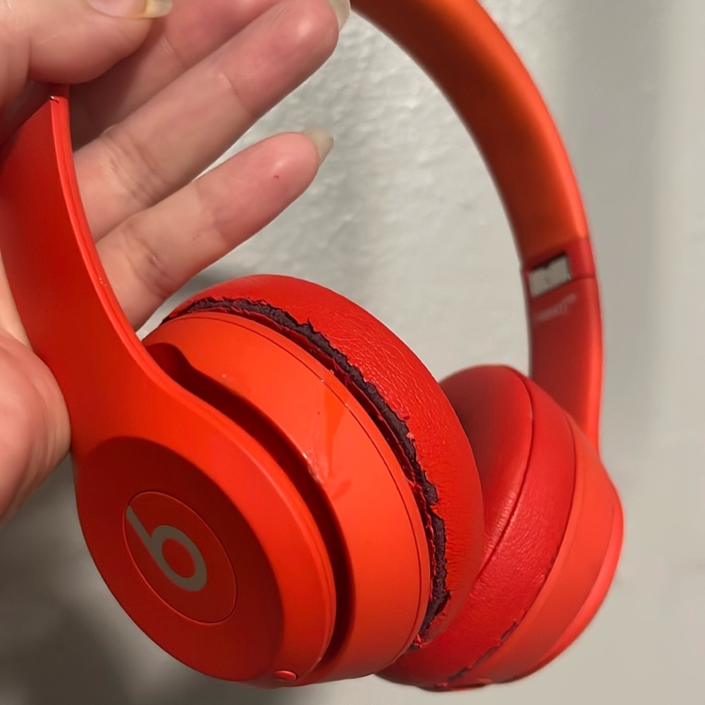 Pre loved beatssolo 3 wireless